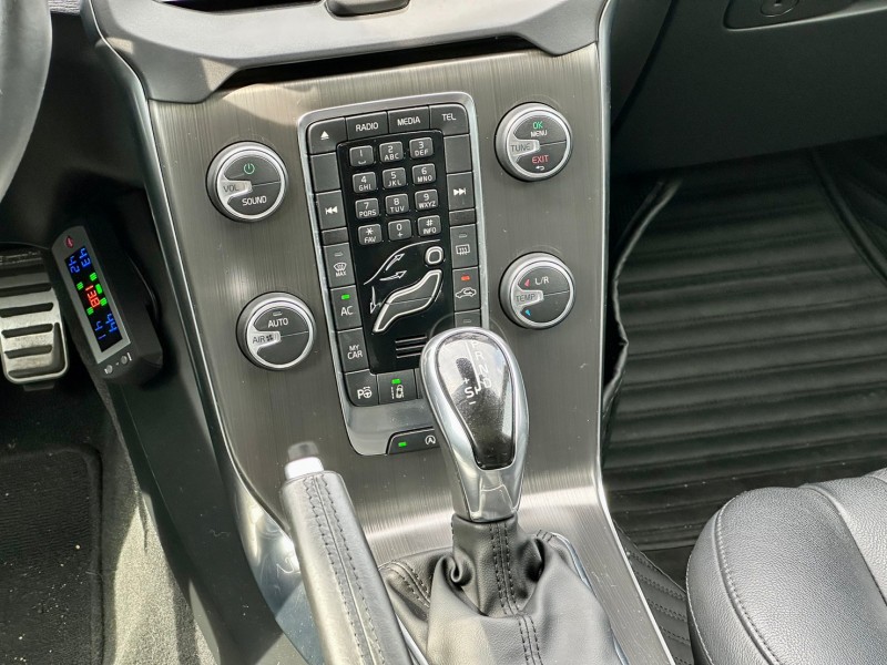 Volvo  V40 2015 Volvo V40 T5 2.0 旗艦版 頂級 原版件認證車 | 新北市汽車商業同業公會｜TACA優良車商聯盟｜中古、二手車買車賣車公會認證保固