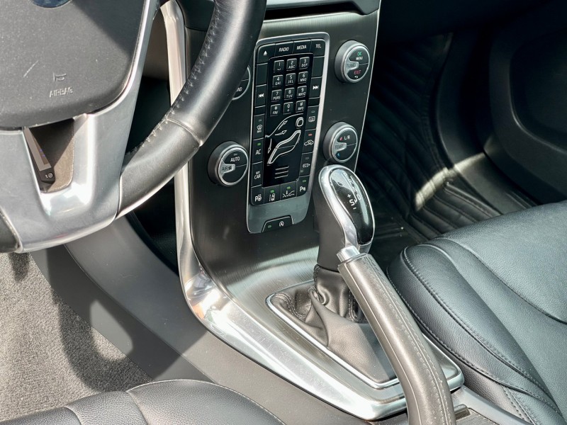 Volvo  V40 2015 Volvo V40 T5 2.0 旗艦版 頂級 原版件認證車 | 新北市汽車商業同業公會｜TACA優良車商聯盟｜中古、二手車買車賣車公會認證保固