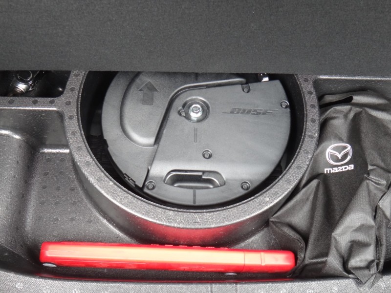 Mazda  CX-30    24式僅跑5千保證里程原廠保固中馬自達CX30換檔撥片電動椅跟車盲點aeb抬顯BOSE影音保證實車實價 | 新北市汽車商業同業公會｜TACA優良車商聯盟｜中古、二手車買車賣車公會認證保固