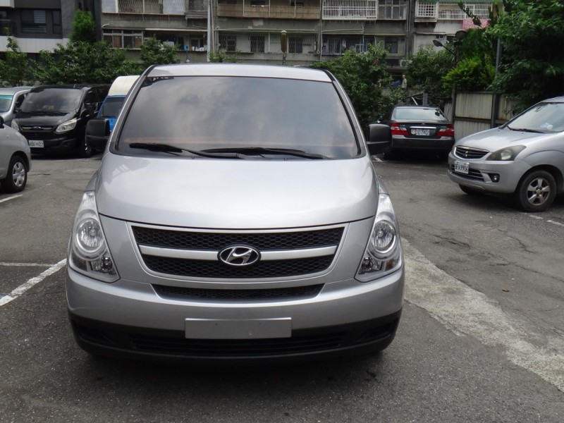 Hyundai  Starex 14年保證實跑6萬純自用現代史塔瑞斯2.5後驅柴油對座9+3全滑軌12座實車實價 | 新北市汽車商業同業公會｜TACA優良車商聯盟｜中古、二手車買車賣車公會認證保固