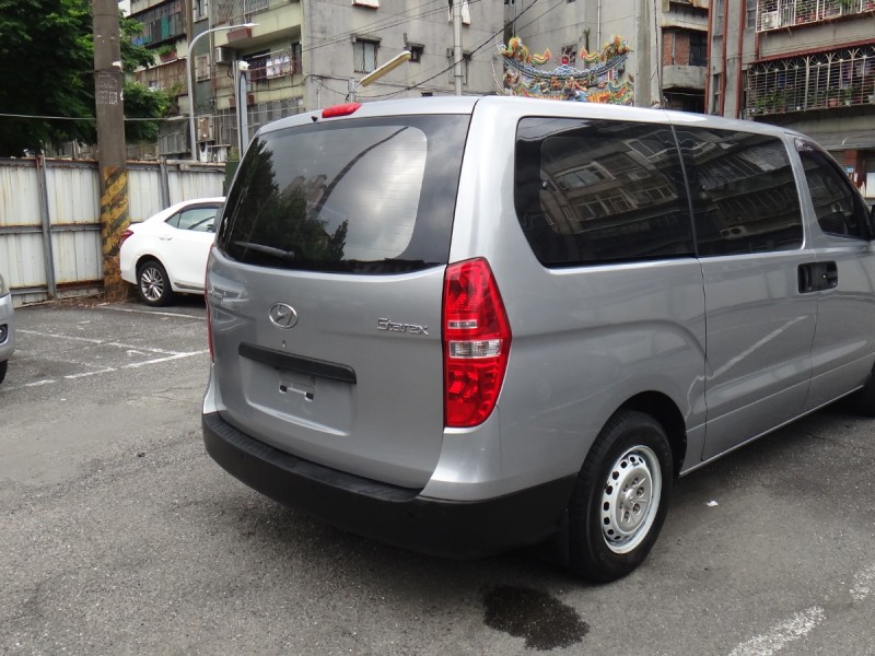 Hyundai  Starex 14年保證實跑6萬純自用現代史塔瑞斯2.5後驅柴油對座9+3全滑軌12座實車實價 | 新北市汽車商業同業公會｜TACA優良車商聯盟｜中古、二手車買車賣車公會認證保固