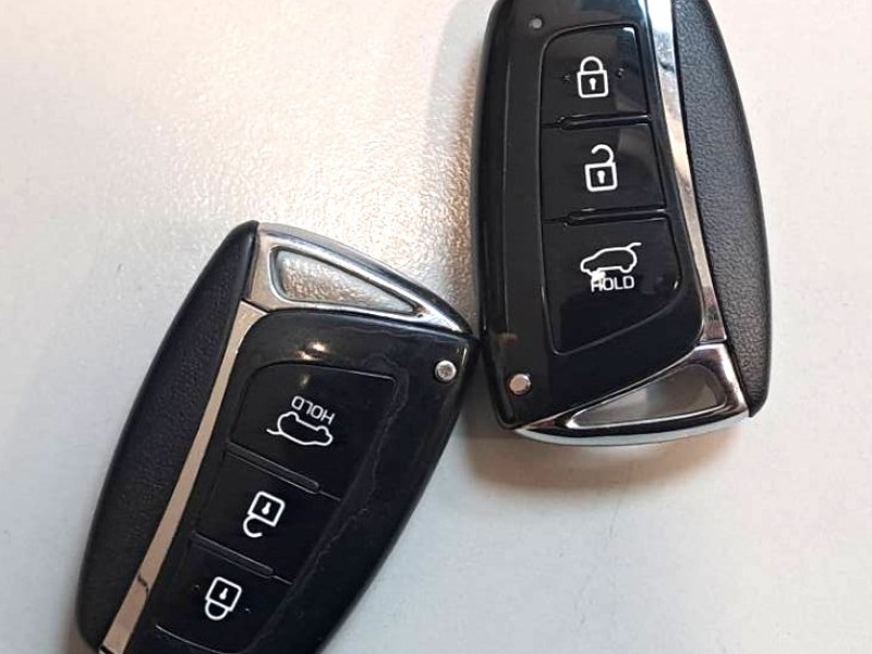 Hyundai  Santa Fe    17年保證里程現代山土匪4傳車頂架全景抬顯前後行車紀錄器原廠車側踏板自動停車導引保證實車實價 | 新北市汽車商業同業公會｜TACA優良車商聯盟｜中古、二手車買車賣車公會認證保固