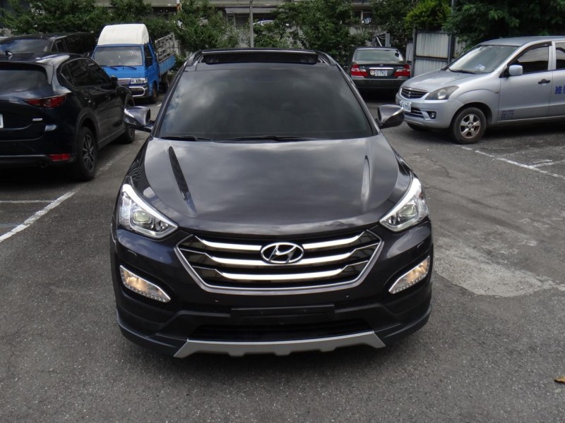 Hyundai  Santa Fe    17年保證里程現代山土匪4傳車頂架全景抬顯前後行車紀錄器原廠車側踏板自動停車導引保證實車實價 | 新北市汽車商業同業公會｜TACA優良車商聯盟｜中古、二手車買車賣車公會認證保固