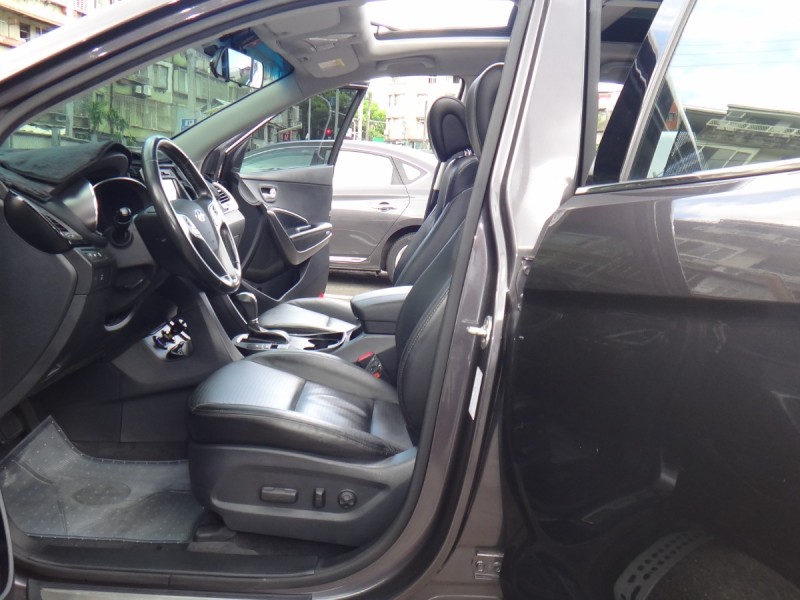 Hyundai  Santa Fe    17年保證里程現代山土匪4傳車頂架全景抬顯前後行車紀錄器原廠車側踏板自動停車導引保證實車實價 | 新北市汽車商業同業公會｜TACA優良車商聯盟｜中古、二手車買車賣車公會認證保固