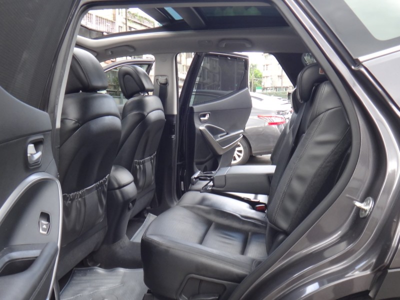 Hyundai  Santa Fe    17年保證里程現代山土匪4傳車頂架全景抬顯前後行車紀錄器原廠車側踏板自動停車導引保證實車實價 | 新北市汽車商業同業公會｜TACA優良車商聯盟｜中古、二手車買車賣車公會認證保固