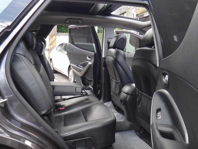Hyundai  Santa Fe    17年保證里程現代山土匪4傳車頂架全景抬顯前後行車紀錄器原廠車側踏板自動停車導引保證實車實價 | 新北市汽車商業同業公會｜TACA優良車商聯盟｜中古、二手車買車賣車公會認證保固