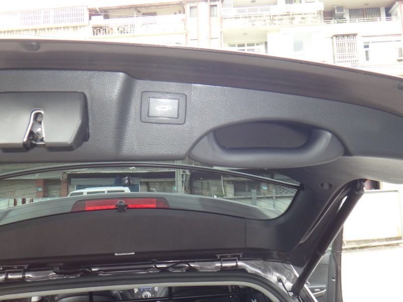 Hyundai  Santa Fe    17年保證里程現代山土匪4傳車頂架全景抬顯前後行車紀錄器原廠車側踏板自動停車導引保證實車實價 | 新北市汽車商業同業公會｜TACA優良車商聯盟｜中古、二手車買車賣車公會認證保固