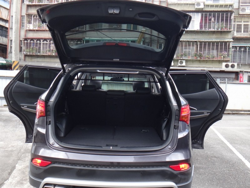Hyundai  Santa Fe    17年保證里程現代山土匪4傳車頂架全景抬顯前後行車紀錄器原廠車側踏板自動停車導引保證實車實價 | 新北市汽車商業同業公會｜TACA優良車商聯盟｜中古、二手車買車賣車公會認證保固