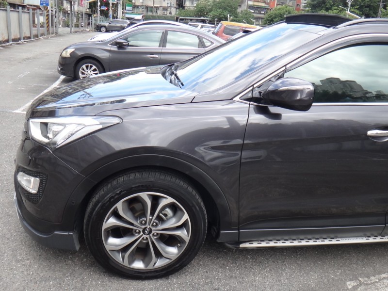 Hyundai  Santa Fe    17年保證里程現代山土匪4傳車頂架全景抬顯前後行車紀錄器原廠車側踏板自動停車導引保證實車實價 | 新北市汽車商業同業公會｜TACA優良車商聯盟｜中古、二手車買車賣車公會認證保固