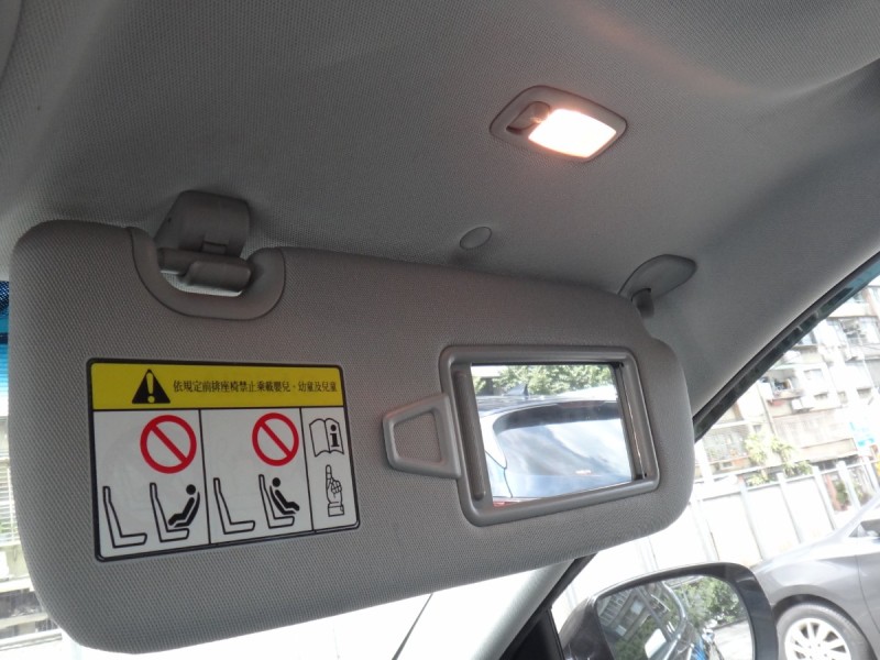 Hyundai  Santa Fe    17年保證里程現代山土匪4傳車頂架全景抬顯前後行車紀錄器原廠車側踏板自動停車導引保證實車實價 | 新北市汽車商業同業公會｜TACA優良車商聯盟｜中古、二手車買車賣車公會認證保固