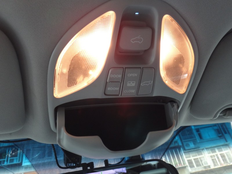 Hyundai  Santa Fe    17年保證里程現代山土匪4傳車頂架全景抬顯前後行車紀錄器原廠車側踏板自動停車導引保證實車實價 | 新北市汽車商業同業公會｜TACA優良車商聯盟｜中古、二手車買車賣車公會認證保固