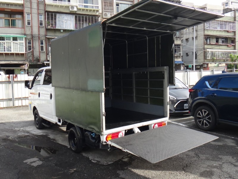 Hyundai  Porter 21年保證里程現代PORTERPRO2.5CRDi小霸王5速手自排雙箱升降遙控尾門附升降遙控帆布前後行車紀錄器案卓影音盲點偵側防滑循跡保證實車實價 | 新北市汽車商業同業公會｜TACA優良車商聯盟｜中古、二手車買車賣車公會認證保固