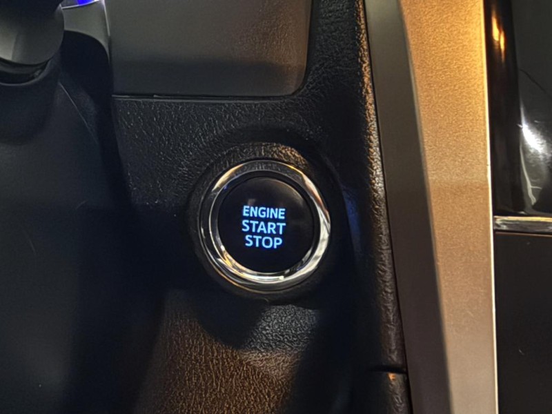 Toyota  Camry 最頂級尊爵版│一手車│４顆氣囊│天窗│免鑰匙啟閉│電視導航│循跡防滑│CAMRY | 新北市汽車商業同業公會｜TACA優良車商聯盟｜中古、二手車買車賣車公會認證保固