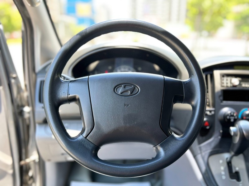 Hyundai  Starex 2015 Hyundai Grand Starex 12人座滑軌型 史塔瑞斯 全車如新 車況超讚 現代 商務車 廂型車 | 新北市汽車商業同業公會｜TACA優良車商聯盟｜中古、二手車買車賣車公會認證保固