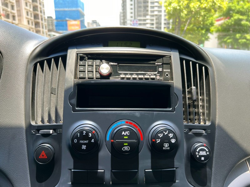Hyundai  Starex 2015 Hyundai Grand Starex 12人座滑軌型 史塔瑞斯 全車如新 車況超讚 現代 商務車 廂型車 | 新北市汽車商業同業公會｜TACA優良車商聯盟｜中古、二手車買車賣車公會認證保固