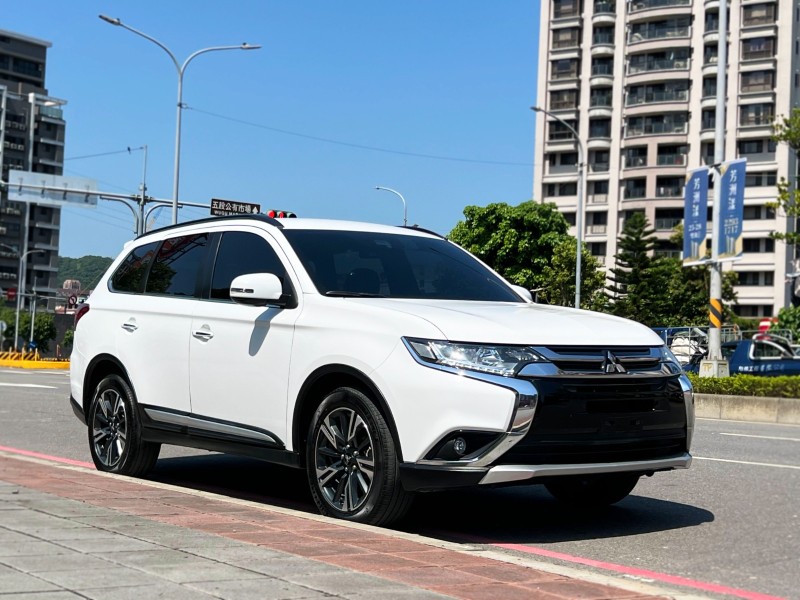 Mitsubishi  Outlander 《全台優質首選》2022 Mitsubishi Outlander S-AWC旗艦型 只跑5.5萬 安卓機 三菱 休旅車 | 新北市汽車商業同業公會｜TACA優良車商聯盟｜中古、二手車買車賣車公會認證保固