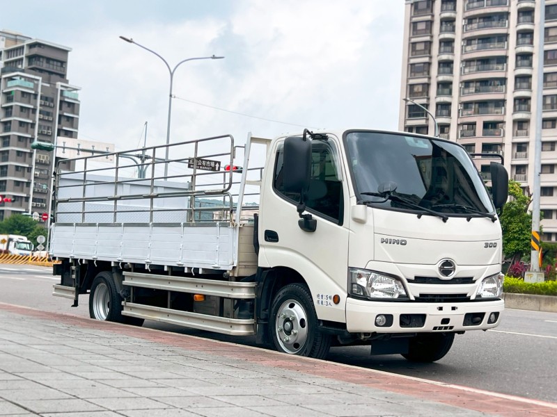 Hino  300 《14呎+雙折雙芯升降尾門》2022 HINO 300 14呎超長軸 只跑3萬 原廠保養 車況超讚 貨車 商用車 日野 | 新北市汽車商業同業公會｜TACA優良車商聯盟｜中古、二手車買車賣車公會認證保固