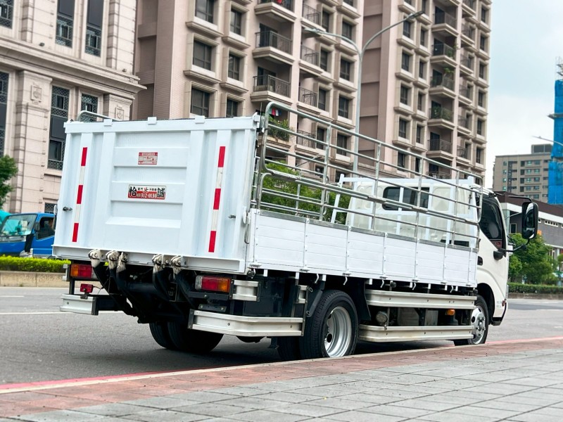 Hino  300 《14呎+雙折雙芯升降尾門》2022 HINO 300 14呎超長軸 只跑3萬 原廠保養 車況超讚 貨車 商用車 日野 | 新北市汽車商業同業公會｜TACA優良車商聯盟｜中古、二手車買車賣車公會認證保固