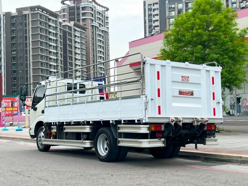 Hino  300 《14呎+雙折雙芯升降尾門》2022 HINO 300 14呎超長軸 只跑3萬 原廠保養 車況超讚 貨車 商用車 日野 | 新北市汽車商業同業公會｜TACA優良車商聯盟｜中古、二手車買車賣車公會認證保固