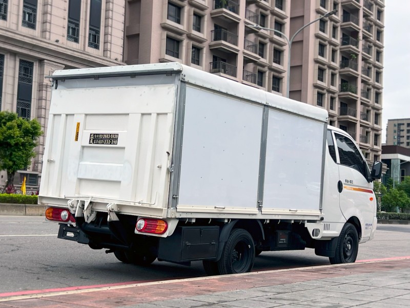 Hyundai  Porter 《只跑3600公里》2022 Hyundai Porter 2.5 自排 大單廂 升降尾門 四面開 現代 小霸王 貨車 | 新北市汽車商業同業公會｜TACA優良車商聯盟｜中古、二手車買車賣車公會認證保固