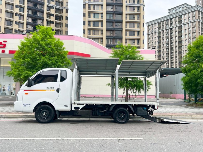 Hyundai  Porter 《只跑3600公里》2022 Hyundai Porter 2.5 自排 大單廂 升降尾門 四面開 現代 小霸王 貨車 | 新北市汽車商業同業公會｜TACA優良車商聯盟｜中古、二手車買車賣車公會認證保固