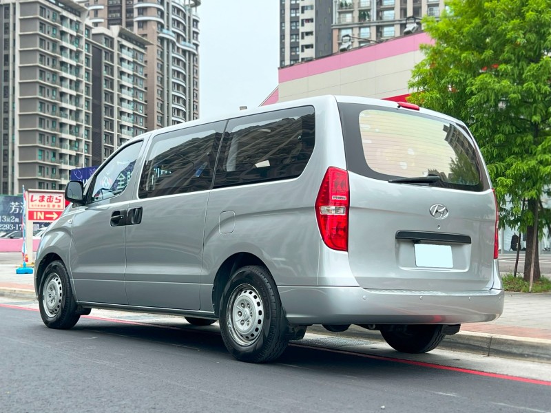 Hyundai  Starex 《後座滑軌型》2015 Hyundai Grand Starex 史塔瑞斯 9人座 現代 多功能休旅車 MPV 箱型車 | 新北市汽車商業同業公會｜TACA優良車商聯盟｜中古、二手車買車賣車公會認證保固