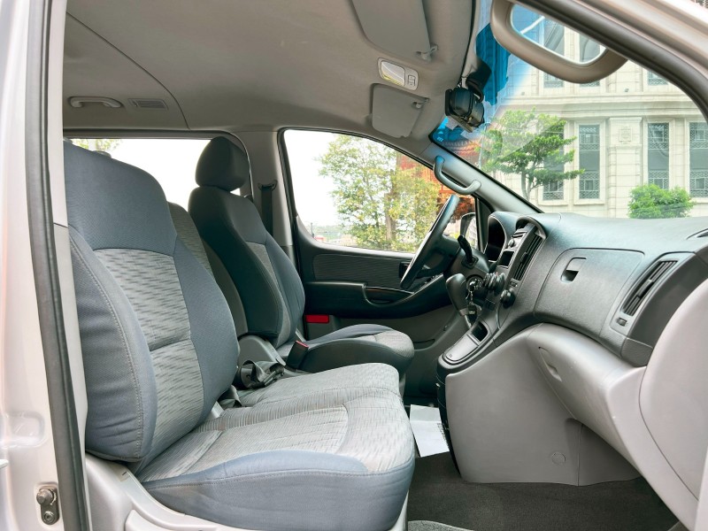 Hyundai  Starex 《後座滑軌型》2015 Hyundai Grand Starex 史塔瑞斯 9人座 現代 多功能休旅車 MPV 箱型車 | 新北市汽車商業同業公會｜TACA優良車商聯盟｜中古、二手車買車賣車公會認證保固