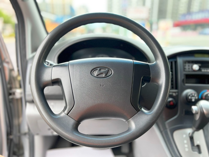 Hyundai  Starex 《後座滑軌型》2015 Hyundai Grand Starex 史塔瑞斯 9人座 現代 多功能休旅車 MPV 箱型車 | 新北市汽車商業同業公會｜TACA優良車商聯盟｜中古、二手車買車賣車公會認證保固
