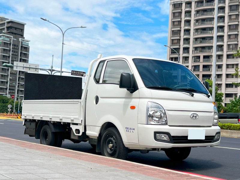 Hyundai  Porter 《升降尾門》2019 Hyundai Porter 2.5 小霸王 現代 全車超漂亮 車況超讚 貨車 商用車 發財車 | 新北市汽車商業同業公會｜TACA優良車商聯盟｜中古、二手車買車賣車公會認證保固