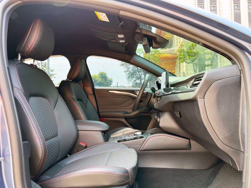 Ford/福特  Focus 《只跑1萬公里》2019 Ford Focus 5D ST-Line 全台最漂亮 原廠保養 車況超讚 僅此一台 福特 | 新北市汽車商業同業公會｜TACA優良車商聯盟｜中古、二手車買車賣車公會認證保固