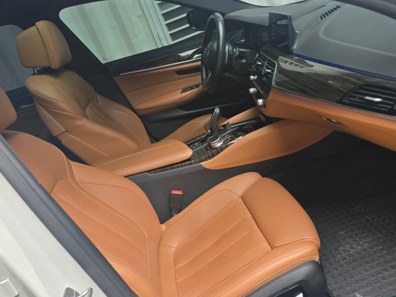 BMW/ 寶馬  5 SERIES  530XI Touring 2018 BMW 530 Touring 全景天窗 | 新北市汽車商業同業公會｜TACA優良車商聯盟｜中古、二手車買車賣車公會認證保固