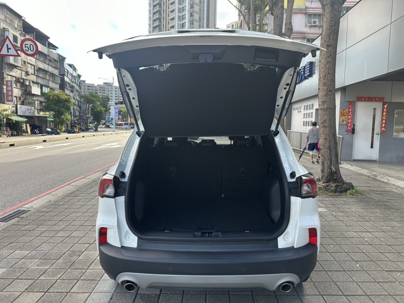 Ford/福特  Kuga Ford Kuga 2022年式EcoBoost 180 超質型 白色 | 新北市汽車商業同業公會｜TACA優良車商聯盟｜中古、二手車買車賣車公會認證保固
