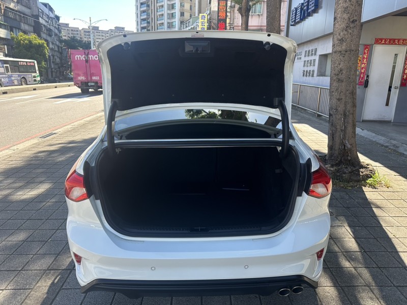 Ford/福特  Focus Ford Focus 4D 2022年 ST-Line Lommel 白色 | 新北市汽車商業同業公會｜TACA優良車商聯盟｜中古、二手車買車賣車公會認證保固
