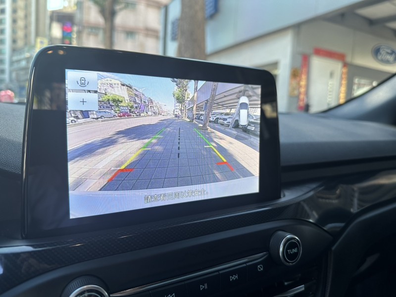 Ford/福特  Focus Ford Focus 4D 2022年 ST-Line Lommel 白色 | 新北市汽車商業同業公會｜TACA優良車商聯盟｜中古、二手車買車賣車公會認證保固