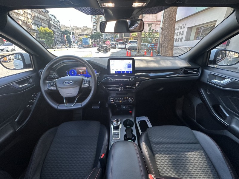 Ford/福特  Focus Ford Focus 4D 2022年 ST-Line Lommel 白色 | 新北市汽車商業同業公會｜TACA優良車商聯盟｜中古、二手車買車賣車公會認證保固