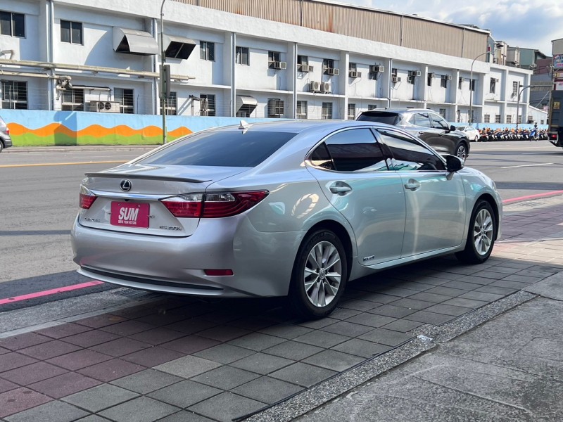Lexus  ES ES300H豪華版 7萬換大電池 | 新北市汽車商業同業公會｜TACA優良車商聯盟｜中古、二手車買車賣車公會認證保固