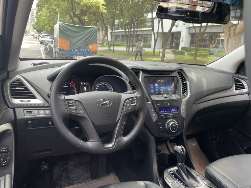 Hyundai  Santa Fe 實價刊登★小改款極美跑少 5+2人座 認證原版件 定速 恆溫 電動椅 多功能影音 | 新北市汽車商業同業公會｜TACA優良車商聯盟｜中古、二手車買車賣車公會認證保固