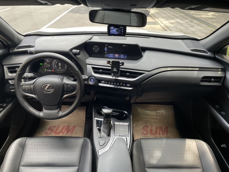 Lexus  UX250h 實價刊登★20年式UX250豪華款 免鑰摸門 跟車 盲點 電尾門 CarPlay | 新北市汽車商業同業公會｜TACA優良車商聯盟｜中古、二手車買車賣車公會認證保固