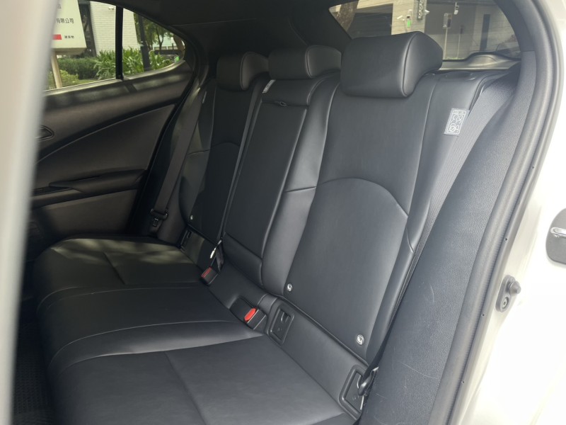 Lexus  UX250h 實價刊登★20年式UX250豪華款 免鑰摸門 跟車 盲點 電尾門 CarPlay | 新北市汽車商業同業公會｜TACA優良車商聯盟｜中古、二手車買車賣車公會認證保固