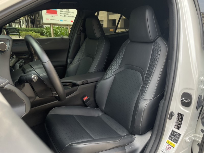 Lexus  UX250h 實價刊登★20年式UX250豪華款 免鑰摸門 跟車 盲點 電尾門 CarPlay | 新北市汽車商業同業公會｜TACA優良車商聯盟｜中古、二手車買車賣車公會認證保固