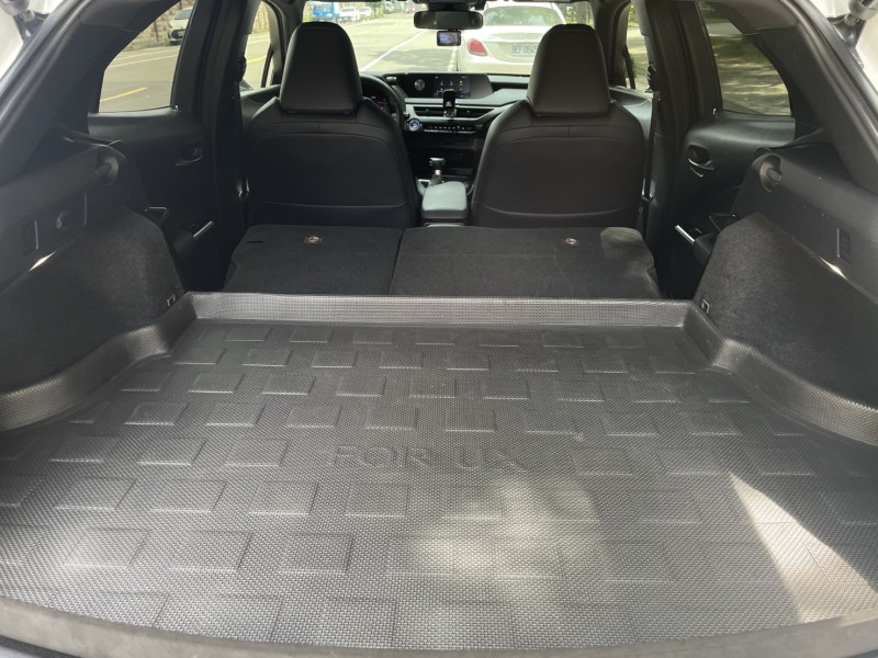 Lexus  UX250h 實價刊登★20年式UX250豪華款 免鑰摸門 跟車 盲點 電尾門 CarPlay | 新北市汽車商業同業公會｜TACA優良車商聯盟｜中古、二手車買車賣車公會認證保固