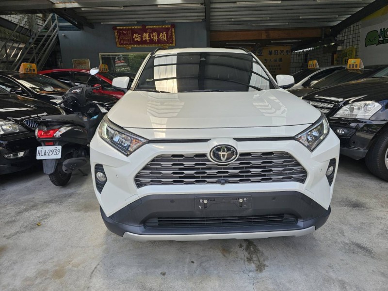 Toyota  RAV4 21年領牌.最頂級版.純跑2萬8.電動椅.電尾門.I-KEY | 新北市汽車商業同業公會｜TACA優良車商聯盟｜中古、二手車買車賣車公會認證保固