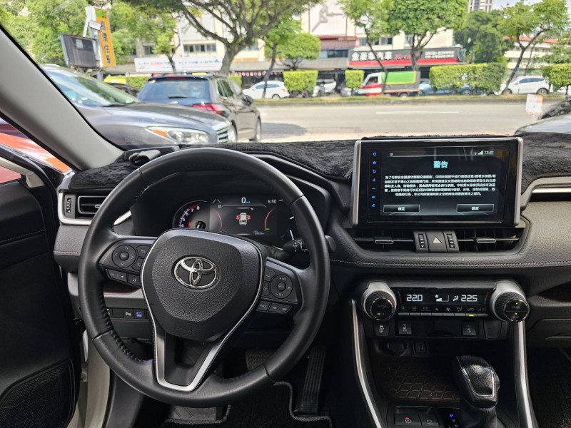 Toyota  RAV4 21年領牌.最頂級版.純跑2萬8.電動椅.電尾門.I-KEY | 新北市汽車商業同業公會｜TACA優良車商聯盟｜中古、二手車買車賣車公會認證保固