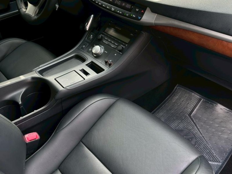 Lexus  CT200H 鎵町車業商行 | 新北市汽車商業同業公會｜TACA優良車商聯盟｜中古、二手車買車賣車公會認證保固