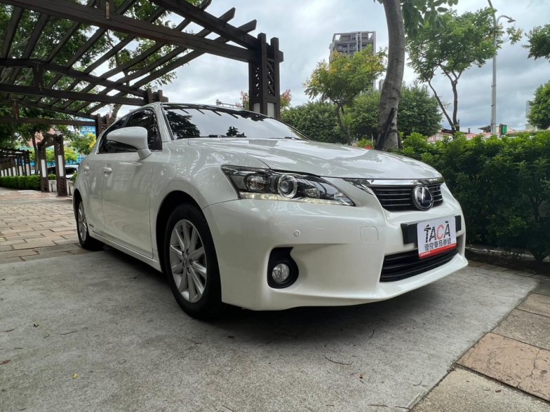 Lexus  CT200H  頂級豪華版 駕駛座電動調整 雙前座電熱椅 有摸門+雨滴感應☆電動記憶椅1.8油電.一手車十安+定速 | 新北市汽車商業同業公會｜TACA優良車商聯盟｜中古、二手車買車賣車公會認證保固