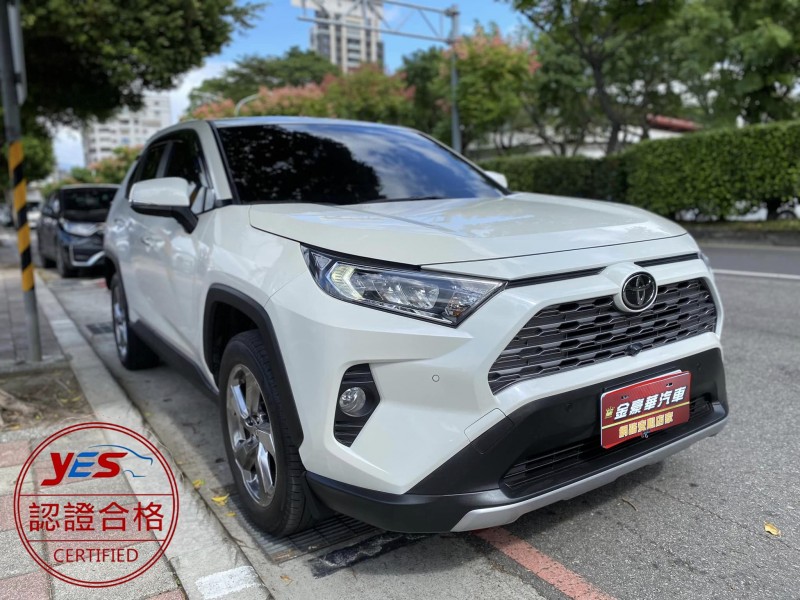 Toyota  RAV4 金鑽店~RAV4 白2.0旗艦版 ACC跟車全速域 車道偏移警示 AEB自動煞停 電動感應尾門 360度環景 LED頭燈 盲點偵測 胎壓 循跡防滑 車道變換輔助 車道維持輔助 後座出風口 電動記憶座椅 免鑰摸門感應 9安 等超多樣配備！（新車保固中） | 新北市汽車商業同業公會｜TACA優良車商聯盟｜中古、二手車買車賣車公會認證保固