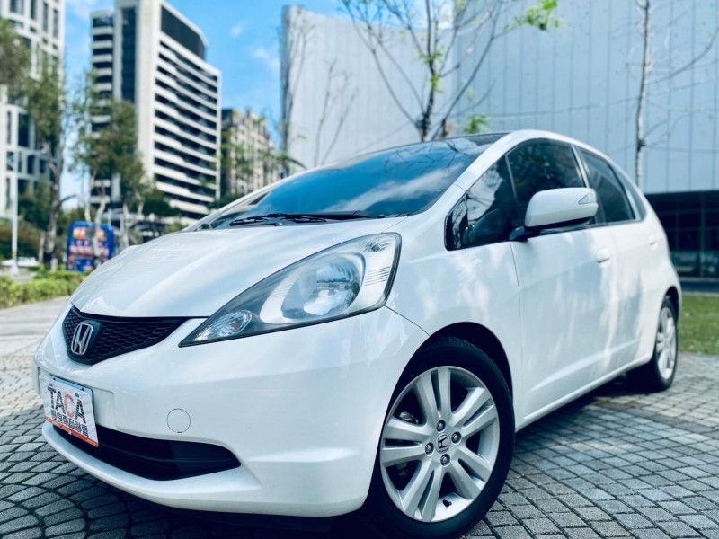 Honda  FIT 2009年 HONDA FIT 費特 VTI-S 白色 1.5L | 新北市汽車商業同業公會｜TACA優良車商聯盟｜中古、二手車買車賣車公會認證保固