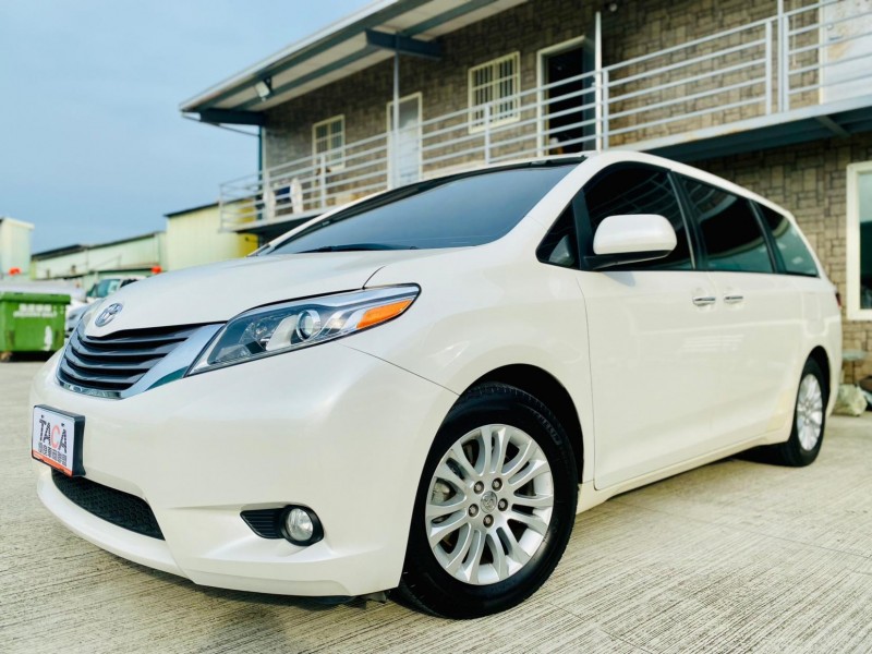 Toyota  Sienna 2016年 TOYOTA Sienna 希安娜 白色 3.5L 八人座XLE版 | 新北市汽車商業同業公會｜TACA優良車商聯盟｜中古、二手車買車賣車公會認證保固