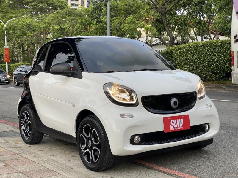 Smart  SMART FORTWO 金鑽店~SMART Fortwo 2人座 1.0 白黑雙色 4安 安全警示系統防追撞 循跡防滑 斜坡起步輔助 胎壓監控 定速 全景天窗 方向盤快控鍵 恆溫空調 LED日行燈 里程保證只跑1萬多公里 等多項配備！ | 新北市汽車商業同業公會｜TACA優良車商聯盟｜中古、二手車買車賣車公會認證保固