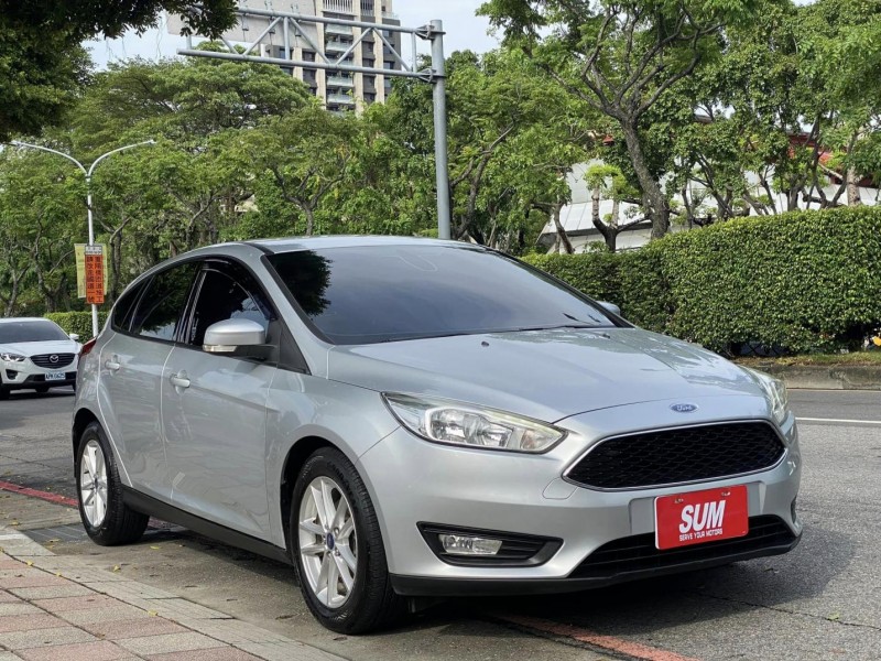 Ford/福特  Focus 金鑽店~focus 1.5T 銀色 里程保證 4安 循跡防滑系統 斜坡起步輔助 胎壓監控 定速 原廠大螢幕 導航 倒車影像 行車記錄器 藍芽音樂 換檔撥片 方向盤快控鍵 等多項配備！ | 新北市汽車商業同業公會｜TACA優良車商聯盟｜中古、二手車買車賣車公會認證保固